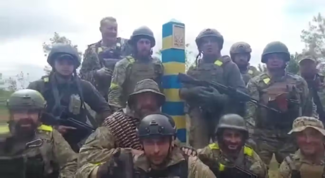 قوات أوكرانية تقف على الحدود الروسية بالقرب من خاركيف (رويترز)