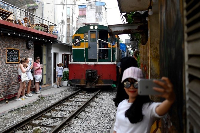 Mortality rates rise while photos are taken on the railways (AFP) _ (1) .jpg