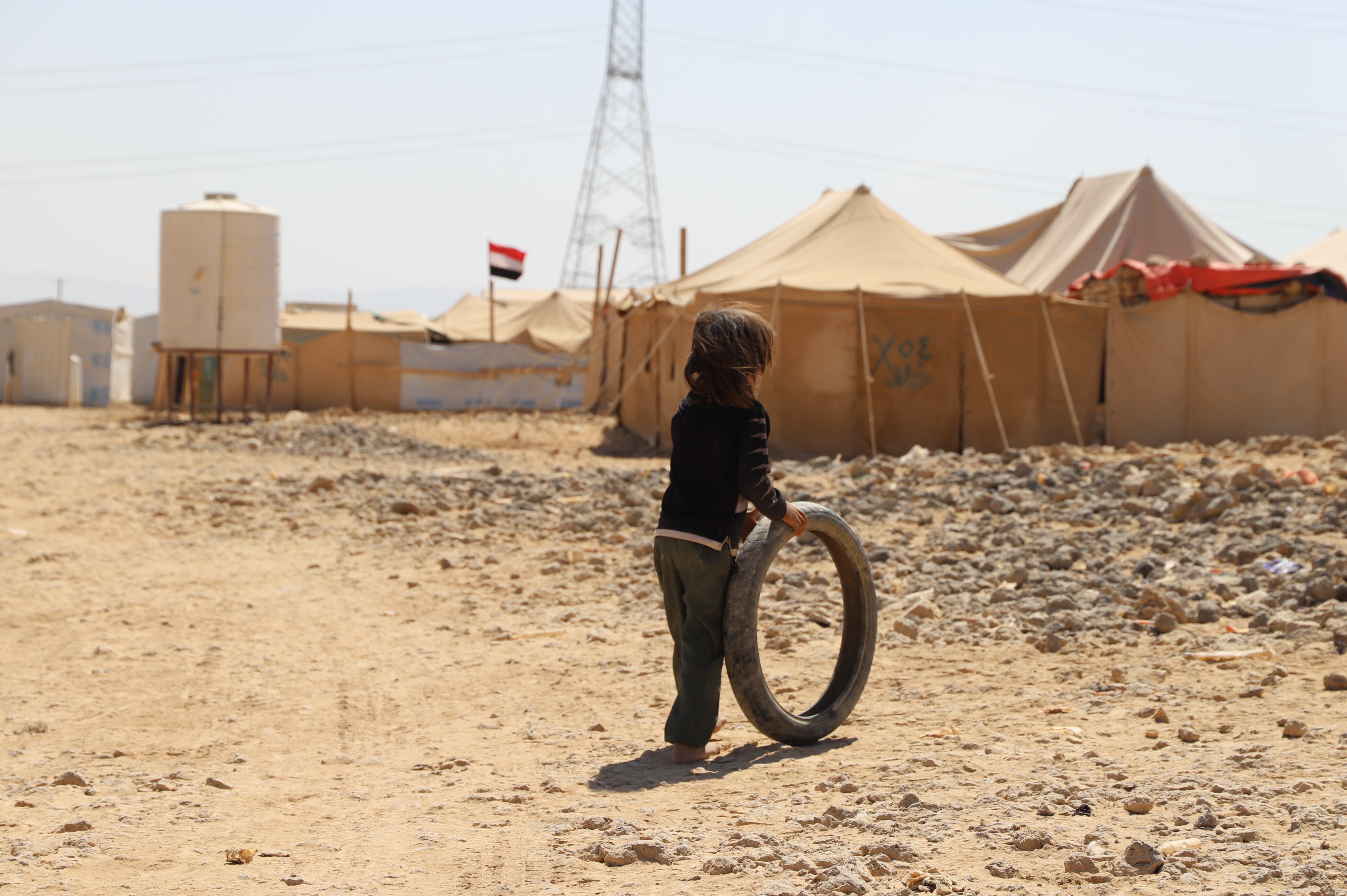 طفل يلعب في مخيم نازحين في مأرب (اندبندنت عربية - هشام الشبيلي)