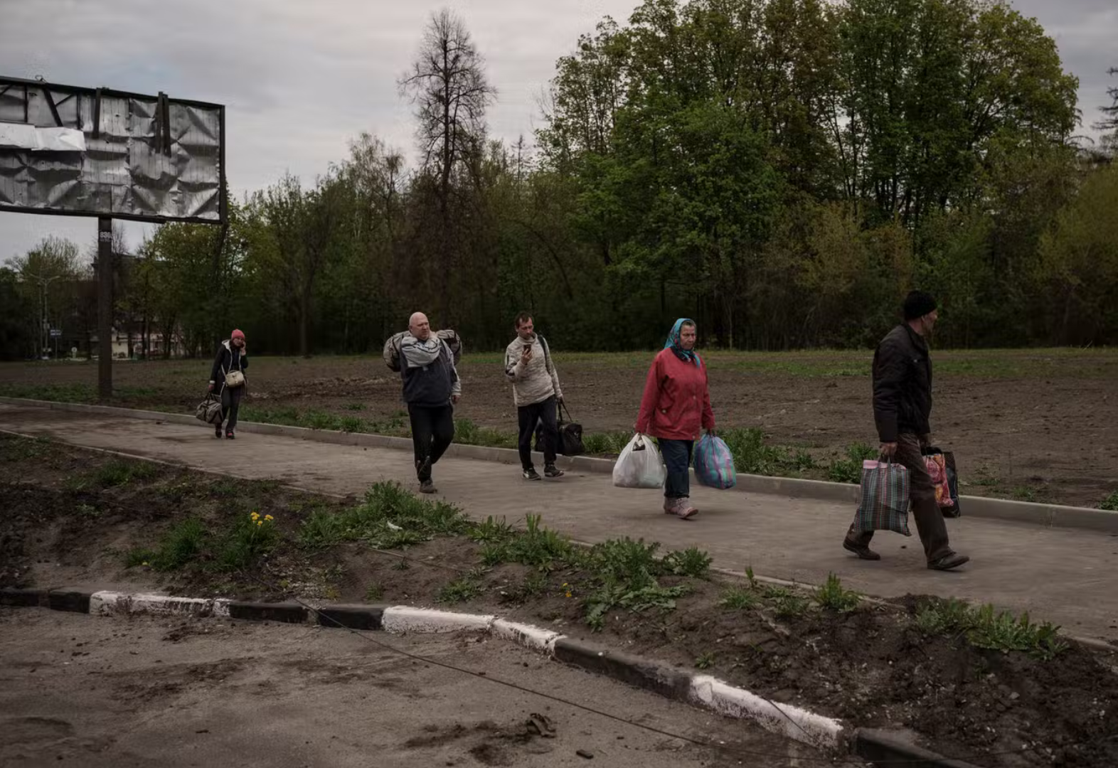 تم إجلاء مئات السكان إلى خاركيف من القرية التي كانت تحت الاحتلال الروسي لأكثر من شهر