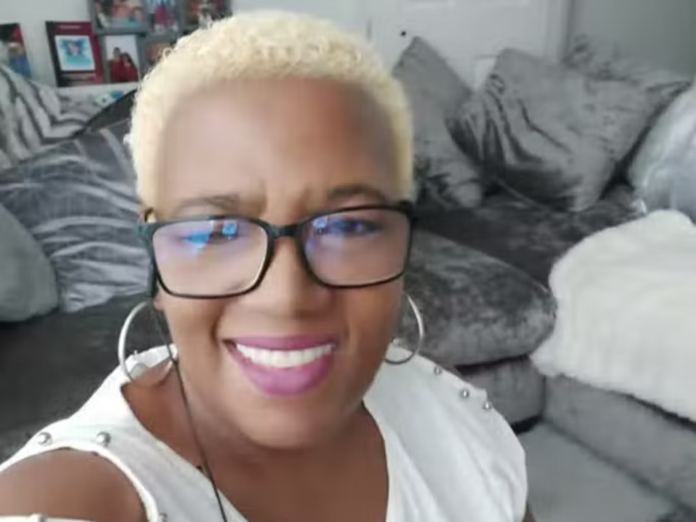 طُلب من غليندا كايسر إرسال صور "سيلفي" من باب منزلها من أجل إثبات أهليتها وجنسيتها البريطانية (من أرشيفها الخاص)