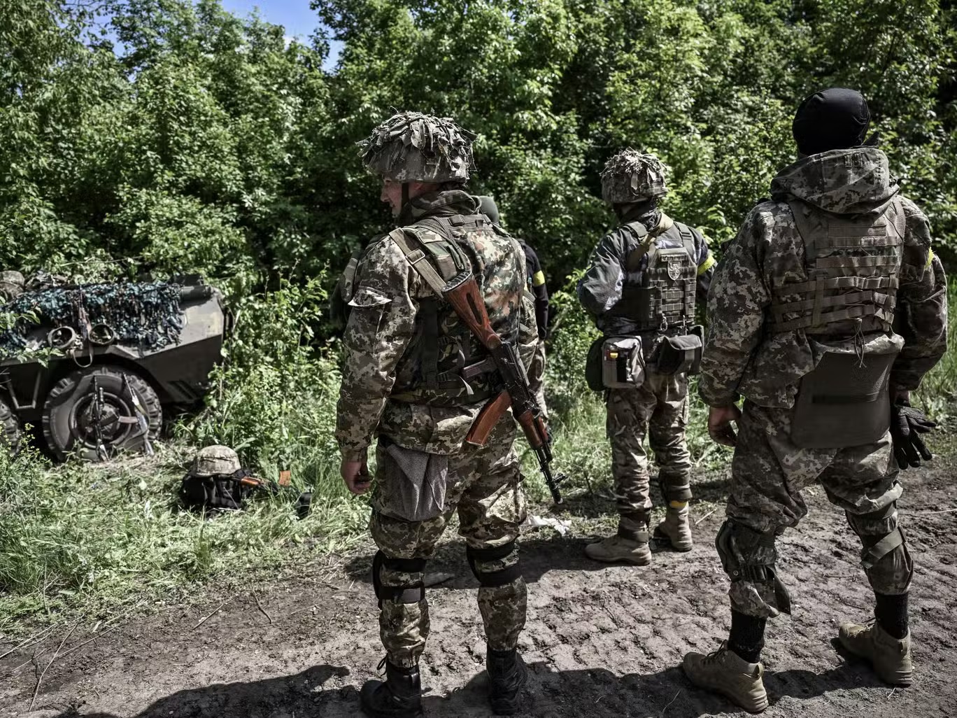 جنود أوكرانيون يستعدون للتقدم باتجاه خط المواجهة عند نقطة تفتيش بالقرب من مدينة ليسيتشانسك ( أ ف ب / غيتي)