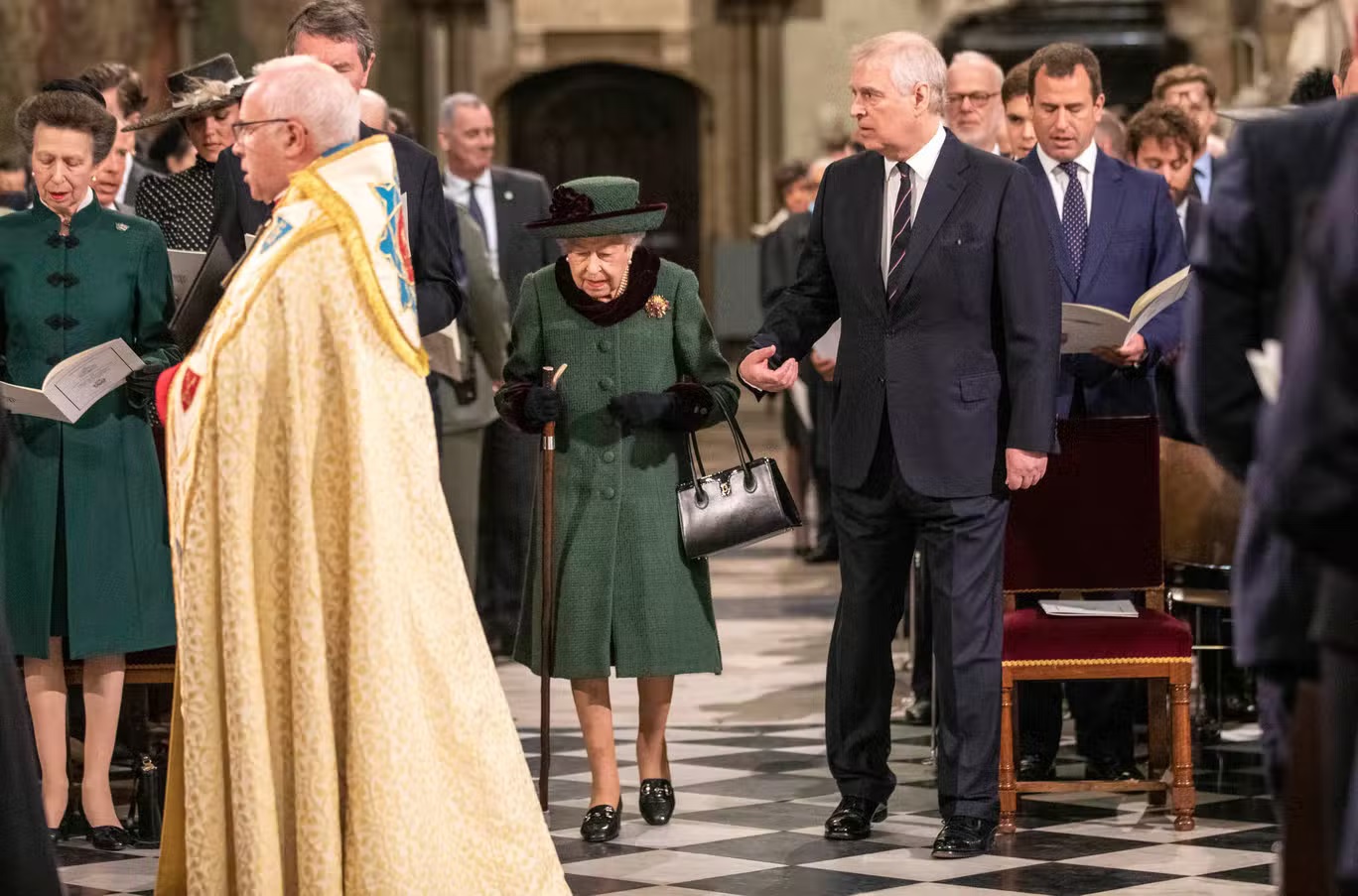 الملكة إليزابيث تصل والأمير أندرو إلى مراسم ذكرى الأمير فيليب في مارس الماضي (غيتي)