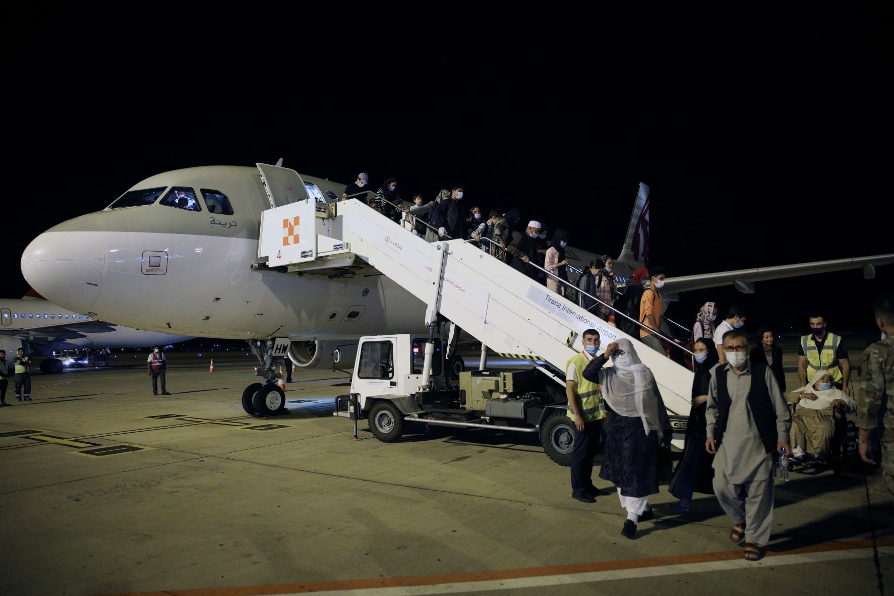 إخلاء جوي لدفعة ثالثة من مواطنين أفغان، أثناء وصول طائرتهم إلى مطار تيرانا في ألبانيا، بتاريخ 28 أغسطس 2021 