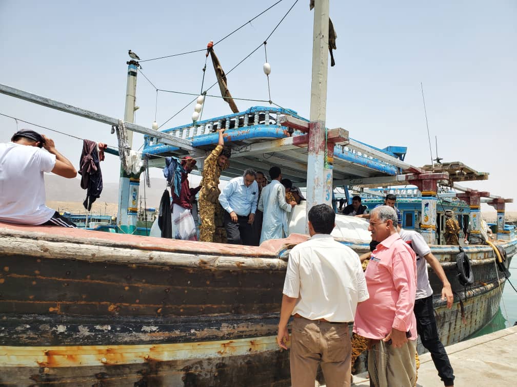 لحظة القبض على المهربين في قارب صيد (وزارة الداخلية اليمنية)