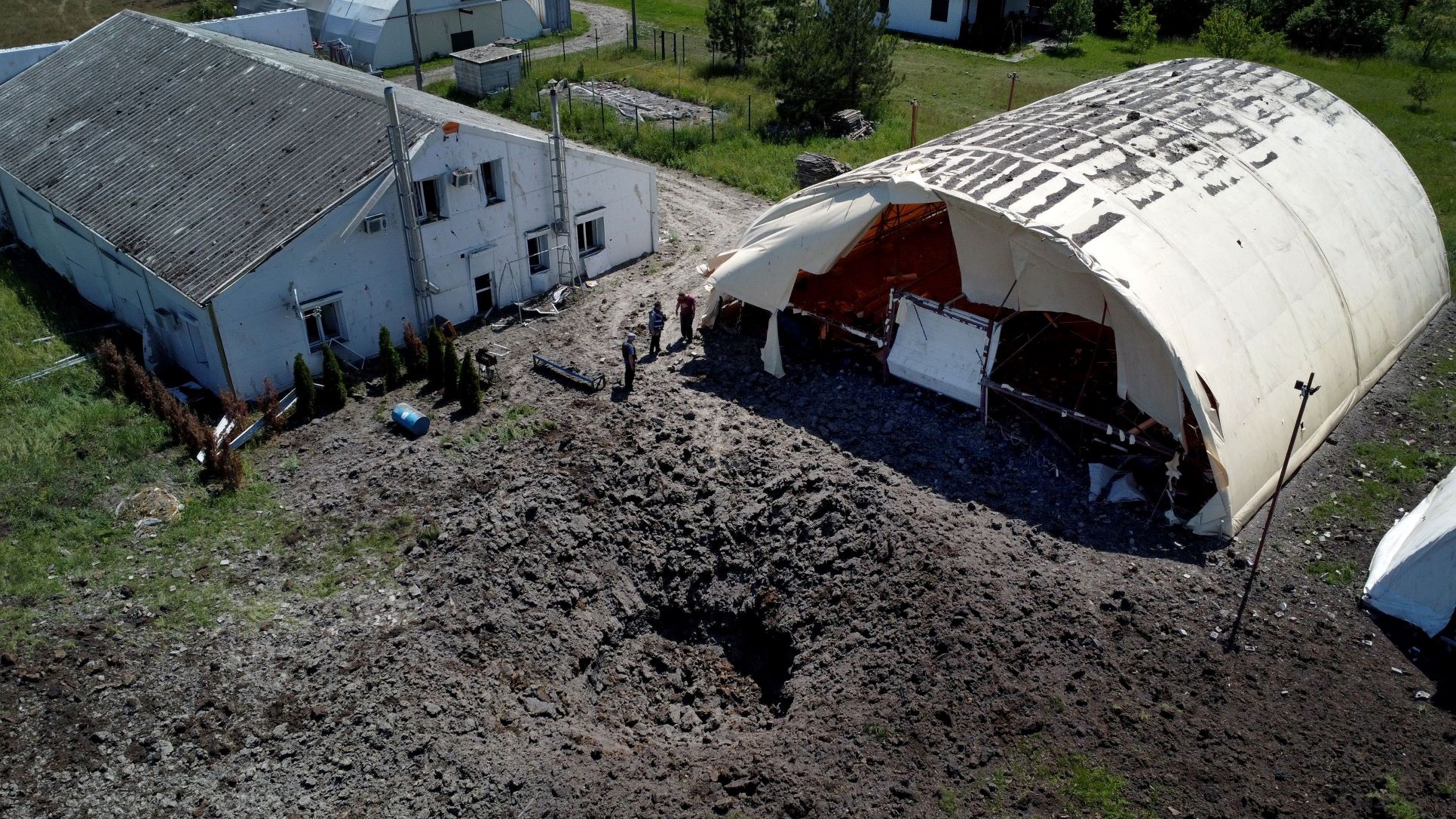 حفرة ضخمة أمام عنبر للطائرات في مطار خاص بضواحي خاركيف قصفته القوات الروسية. بتاريخ 04 يونيو 2022 