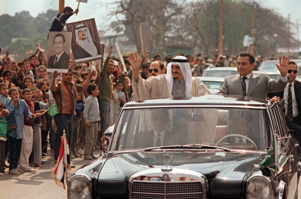الملك فهد أثناء زيارة إلى مصر بعد عودتها إلى الجامعة العربية (غيتي)