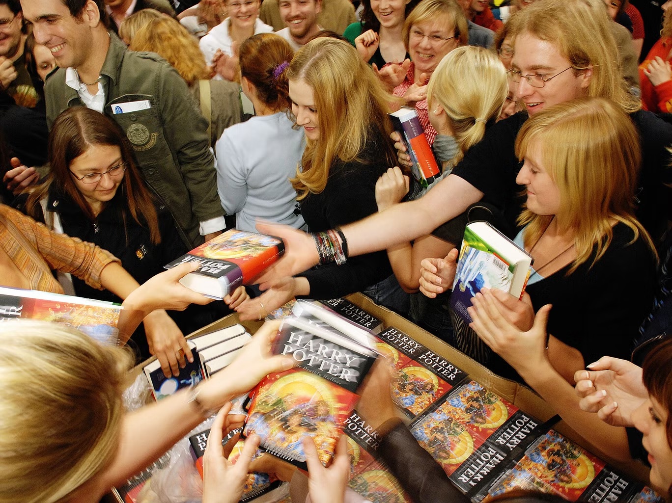 المعجبون الألمان يتدافعون للحصول على نسخة من كتاب "هاري بوتر ومقدسات الموت" عام 2007 (غيتي)