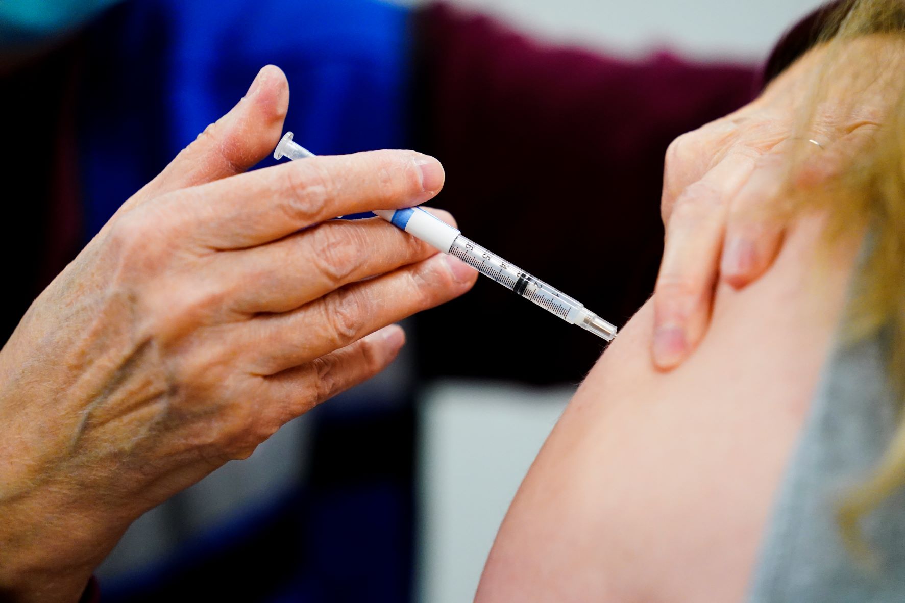 عامل صحي يعطي لقاح كورونا خلال حملة تطعيم في مركز صحي بولاية بنسلفانيا بتاريخ 15 ديسمبر 2021 