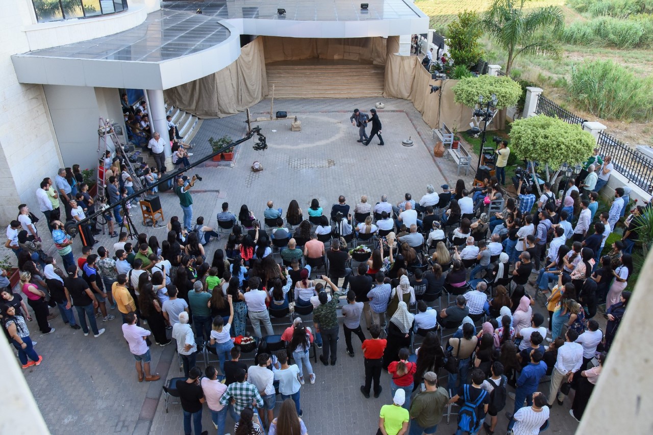 thumbnail_لقطة لجمهور مسرحية من هنا وهناك.jpg