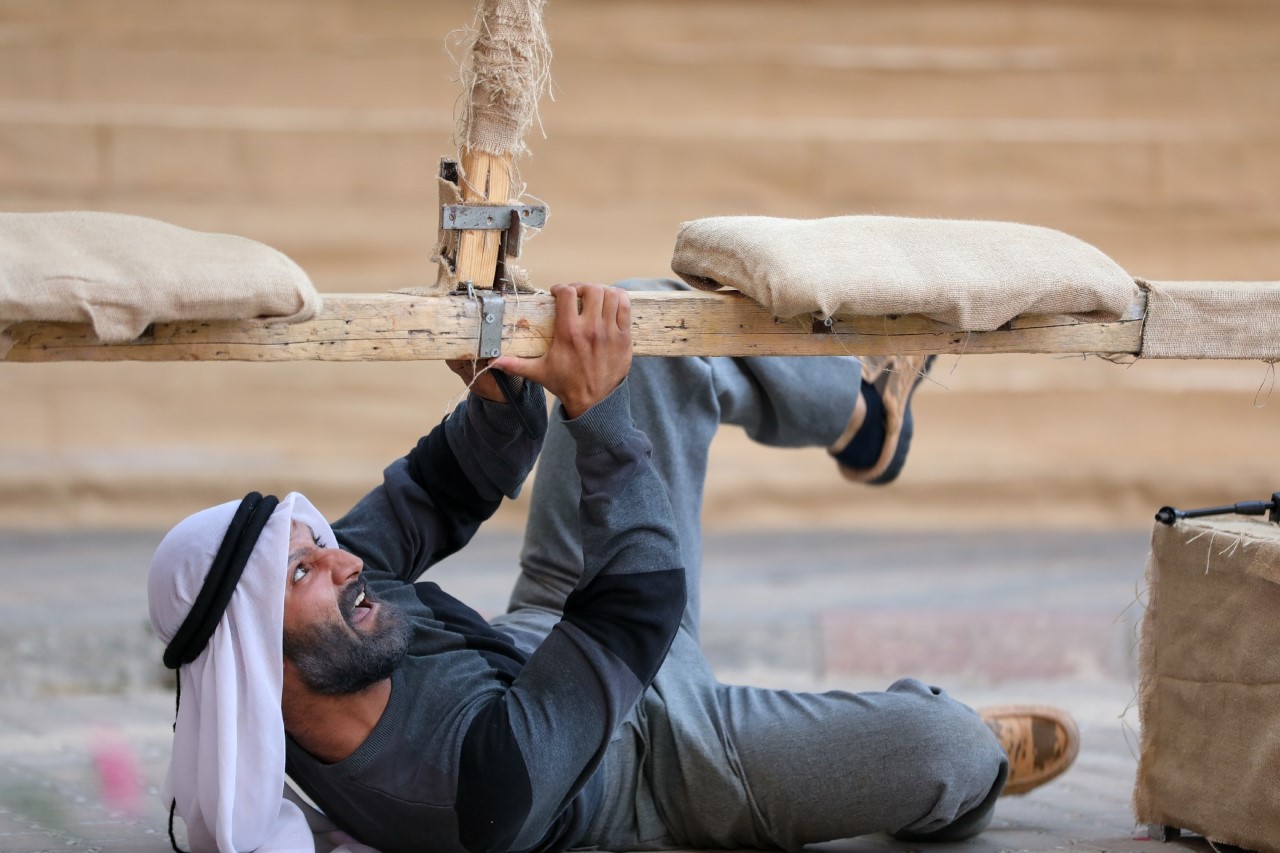 thumbnail_لقطة من مسرحية من هنا وهناك.jpg