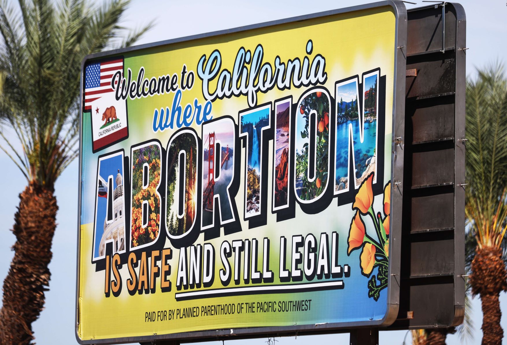 لوحة إعلانية على الطريق تفيد بأن الاجهاض مشروع ومأمون في كاليفورنيا بتاريخ 12 يوليو 2022 