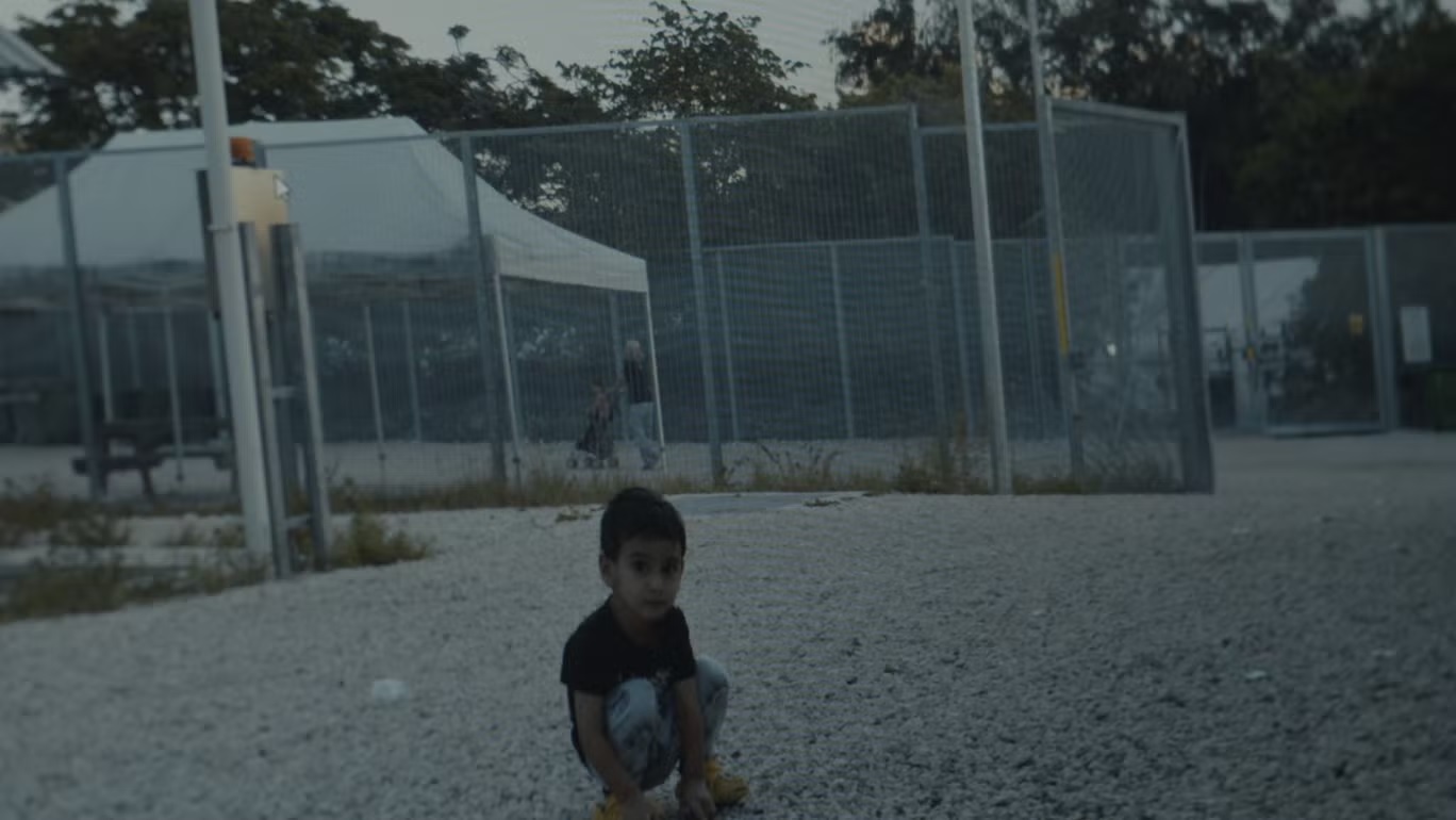 صورة نادرة لطفل في مركز احتجاز ناورو حيث تندر الكاميرات (إيلي شكيبا)
