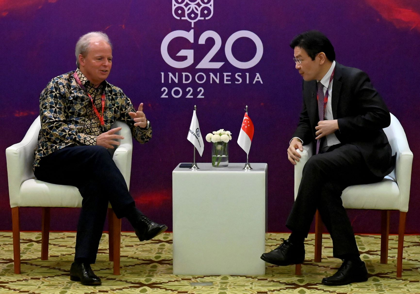 وزير مالية سنغافورة لورانس وونغ في يمين الصورة يتحدث مع المدير بالوكالة لقسم العمليات في البنك الدولي خلال قمة مجموعة العشرين في أندونيسيا بتاريخ 16 يوليو 2022 