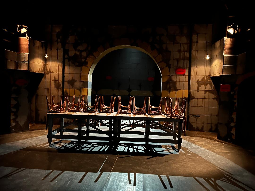 سينوغرافيا الدار تصميم الفنان الراحل محمد وحيد قزق.jpg