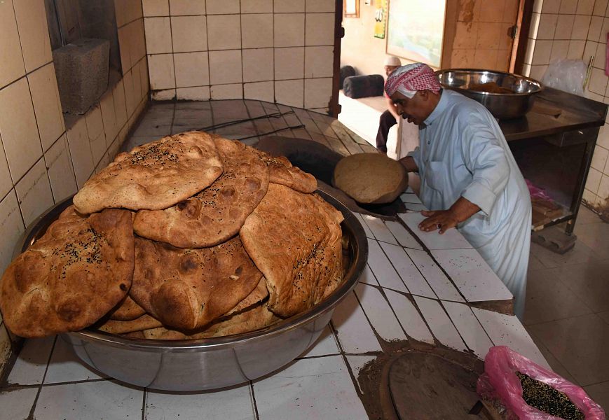 الخبز الأحمر الحساوي أحد أغلى أنواع الخبز السعودي لاحتوائه على الزعفران والتمر بجوار القمح (واس)