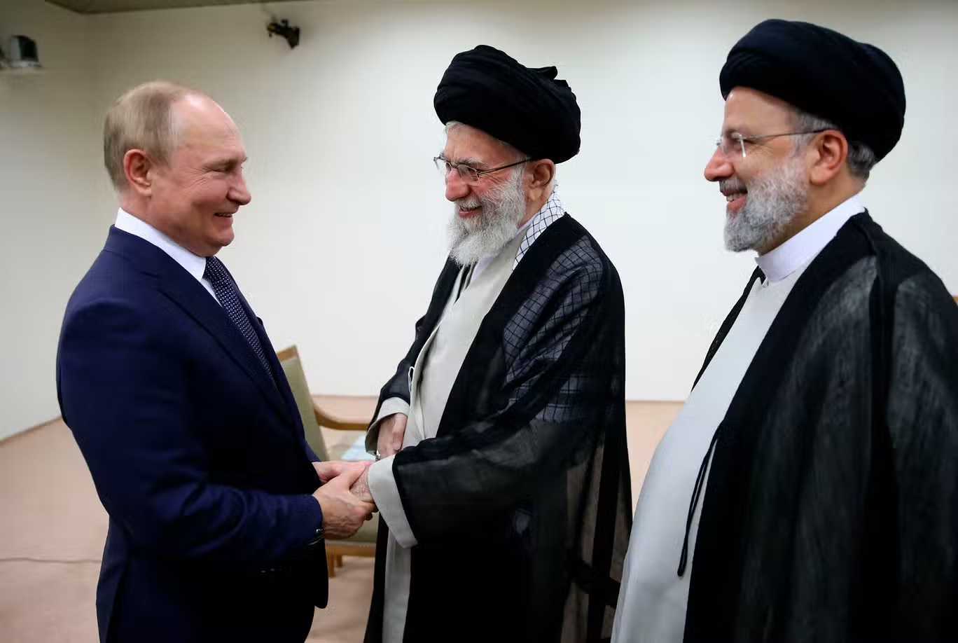 (من اليسار إلى اليمين) لقاء فلاديمير بوتين وآية الله علي خامنئي وإبراهيم رئيسي في طهران في 19 يوليو (مكتب المرشد الإيراني الأعلى عبر أ ب)