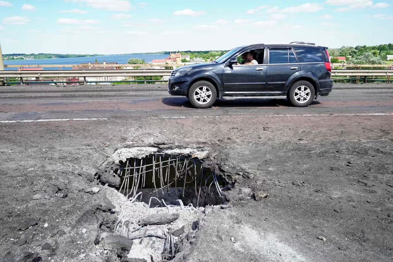 سيارة تعبر جسر أنتونوفسكي في خيرسون الذي تعرض لهجوم صاروخي من القوات الأوكرانية (أ ف ب/غيتي)