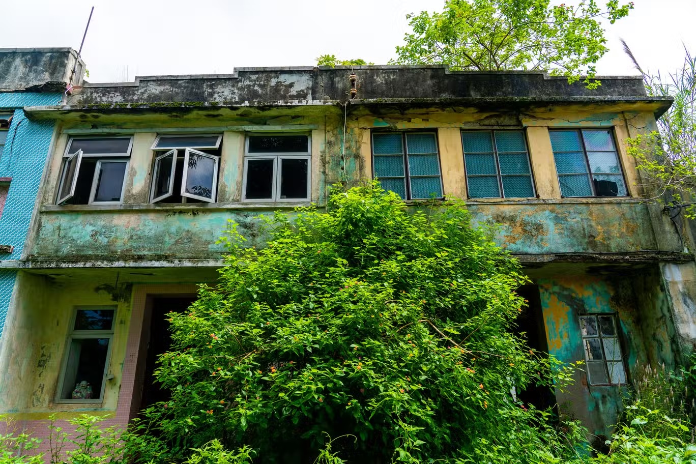 منازل مهجورة في هونغ كونغ. يقول العلماء إننا بحاجة إلى دراسة سيناريوهات المناخ "السيء إلى الأسوأ" عن كثب (غيتي)