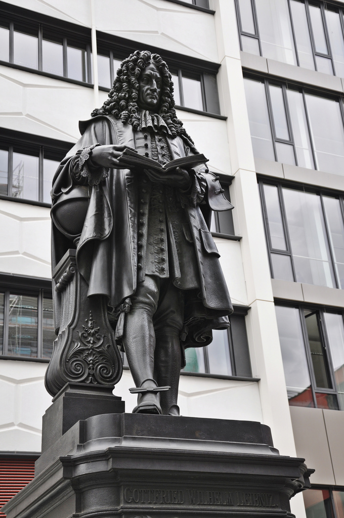 Statue_of_Leibniz_in_Leipzig.jpg