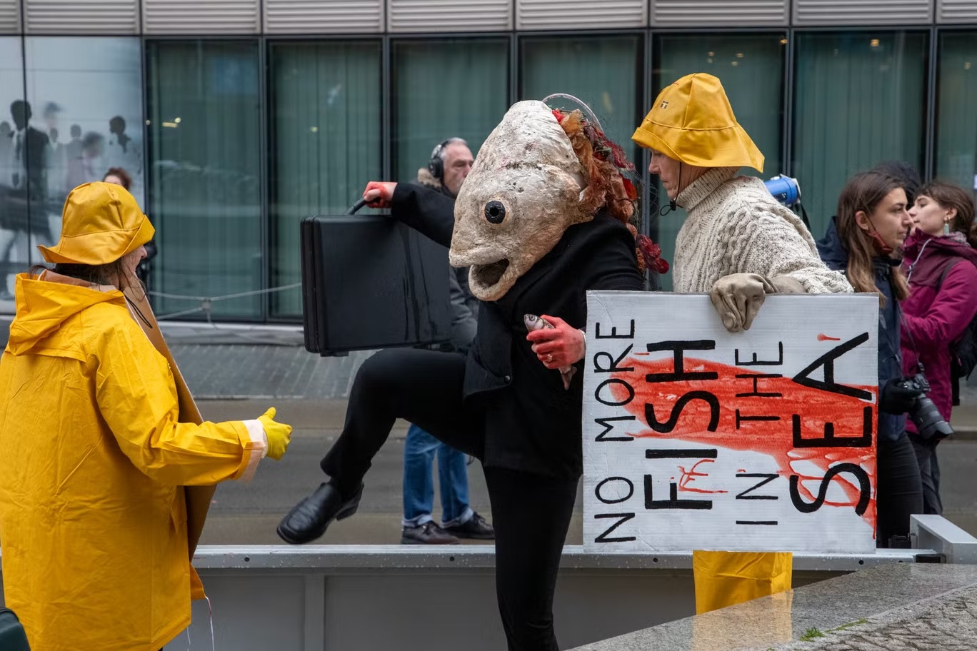 متظاهرو حملة "أوشيان ريبيليون" المناخية في بروكسل. حذر العلماء من أن ارتفاع درجة حرارة المياه يتسبب في نشوء "مناطق ميتة" في البحر (أ ف ب عبر غيتي)