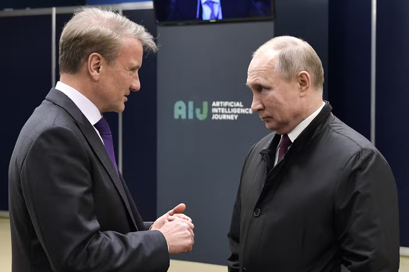 الرئيس التنفيذي لـ "سبيربنك" غيرمان غريف في الصورة مع الرئيس بوتين، وهو أيضاً رئيس مجلس إدارة "جامعة سبيربنك كوربوريت" (سبوتنيك/أ ف ب/غيتي