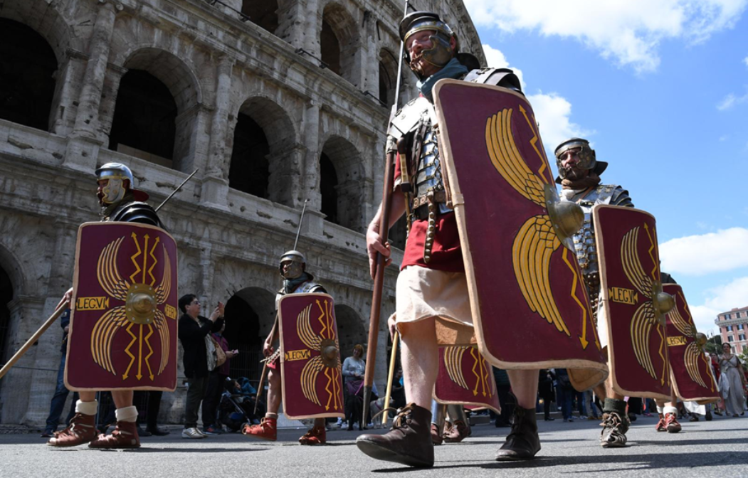 مسيرة تعيد تمثيل الإمبراطورية الرومانية في روما بتاريخ 17 أبريل 2022 