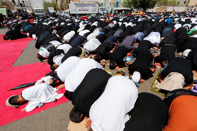 مناصرو الصدر يواصلون اعتصامهم ويقيمون الصلاة في بغداد