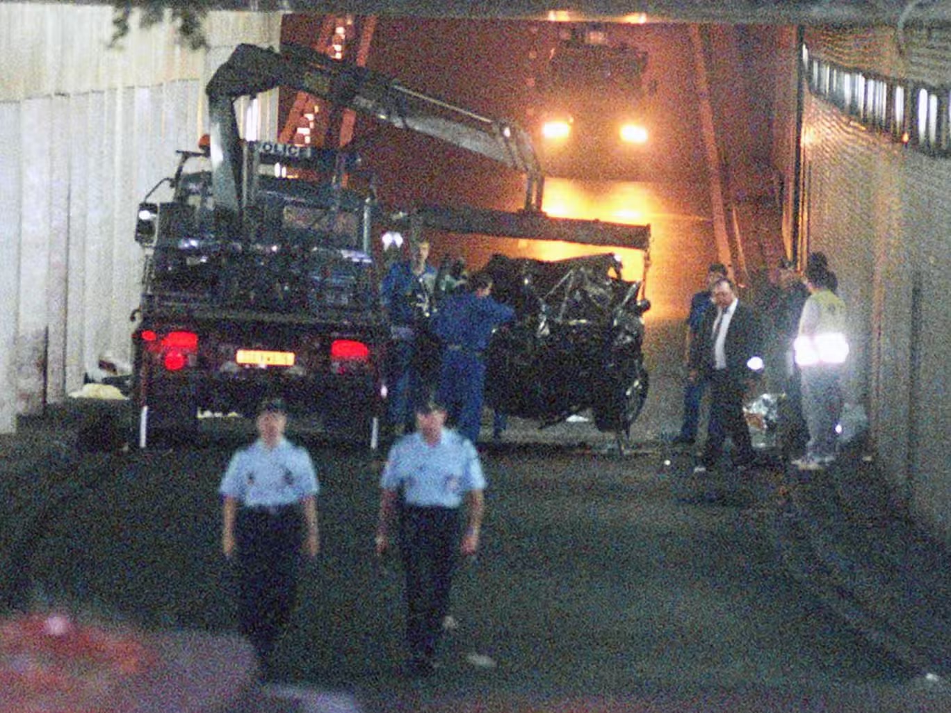 عملية رفع حطام سيارة الأميرة ديانا من نفق ألما في 31 أغسطس 1997 (أ ف ب/غيتي)