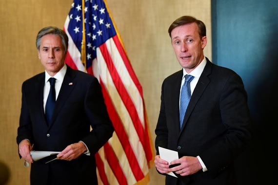 وزير الخارجية الأميركي أنتوني بلينكين ومستشار الأمن القومي جيك سوليفان يختتمان المحادثات مع نظرائهما الصينيين في أنكوريج، الولايات المتحدة، مارس 2021 (رويترز)