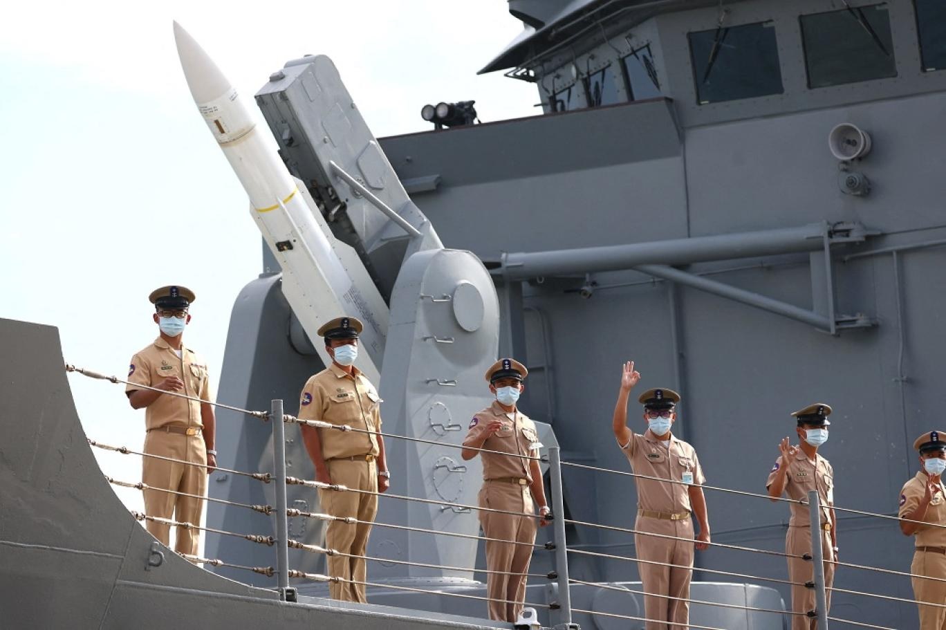 أفراد من البحرية التايوانية أمام صاروخ أميركي الصنع (رويترز)