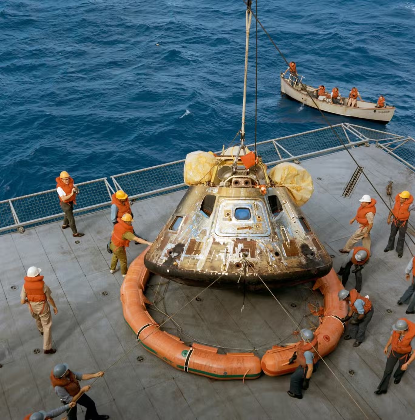 المركبة الفضائية "أبولو 11" على متن حاملة الطائرات "يو أس أس هورنيت" بعد عودتها من القمر عام 1969 (ناسا)