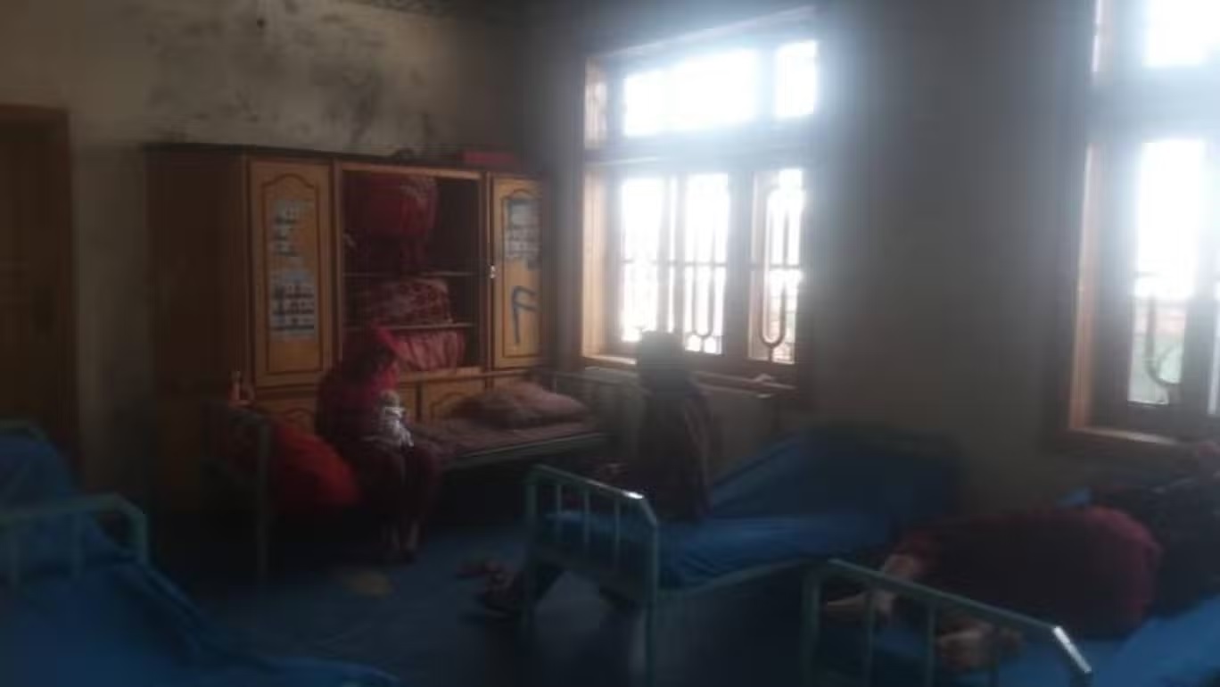 مدمنات في طور التعافي يلتمسن العلاج في مستشفى خوشال خان الذي يضم 150 سريراً في كابول، وهو المكان الوحيد الذي ما زال يستقبل النساء والأطفال للعلاج (ماتيولا شيرزاد)