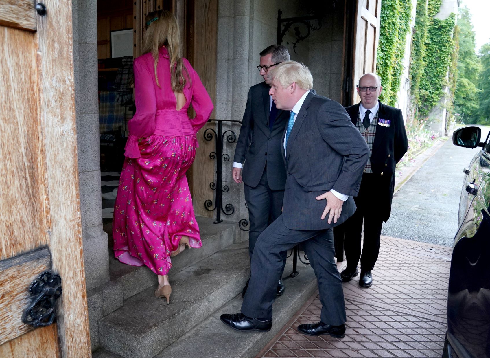 رئيس الوزراء السابق بوريس جونسون وزوجته كاري أثناء توجههما إلى لقاء مع الملكة إليزابيث لإبلاغها عن استقالته بصورة رسمية، في قلعة بالمورال باسكتلندا بتاريخ 06 سبتمبر 2022