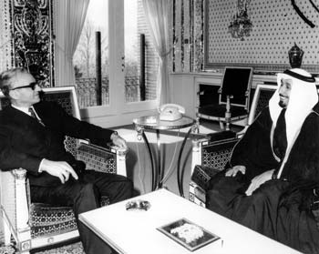 جميل الحجيلان مع الشاه محمد رضا بهلوي في طهران (أرشيف المجلة العربية)