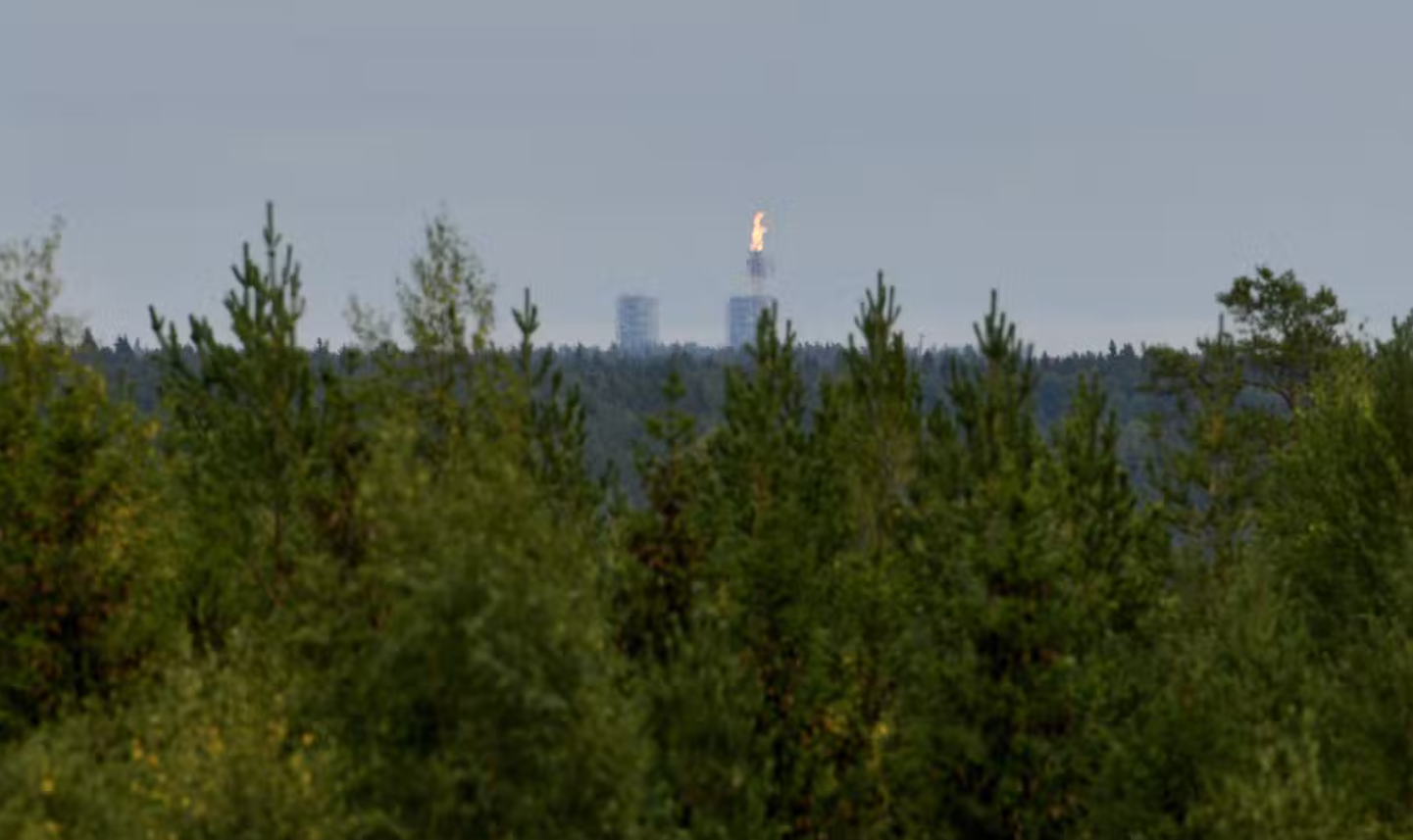 روسيا تحرق الغاز في محطة بورتوفايا في روسيا. التقطت الصورة من برج الرصد الجوي في بيترلاهيتي في فيرولاهيتي بشرق فنلندا في 26 أغسطس 2022 