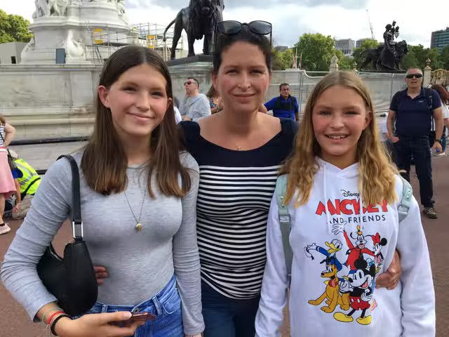 كاري فاراداي (في الوسط) مع ابنتيها دارسي وإيرين (اندبندنت)