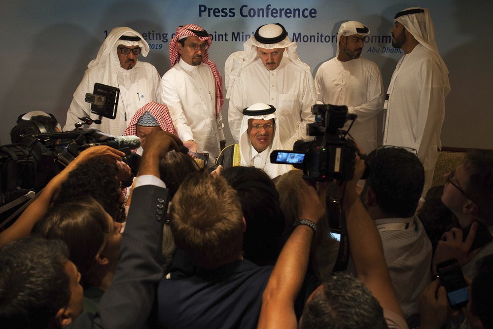 تهتم وسائل الإعلام بتصريحات وزراء الطاقة السعوديين بشكل خاص (أ ف ب)