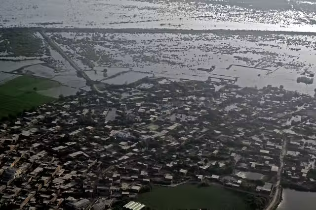 مجموعة من صور التقطتها أقمار صناعية ونشرتها من شركة "ماكسار تكنولوجيز" تعرض لمحة عامة عن قرية وحقول في راجانبور بباكستان، قبل الفيضانات وبعدها (ماكسار تكنولوجيز- أ ف ب- غيتي)
