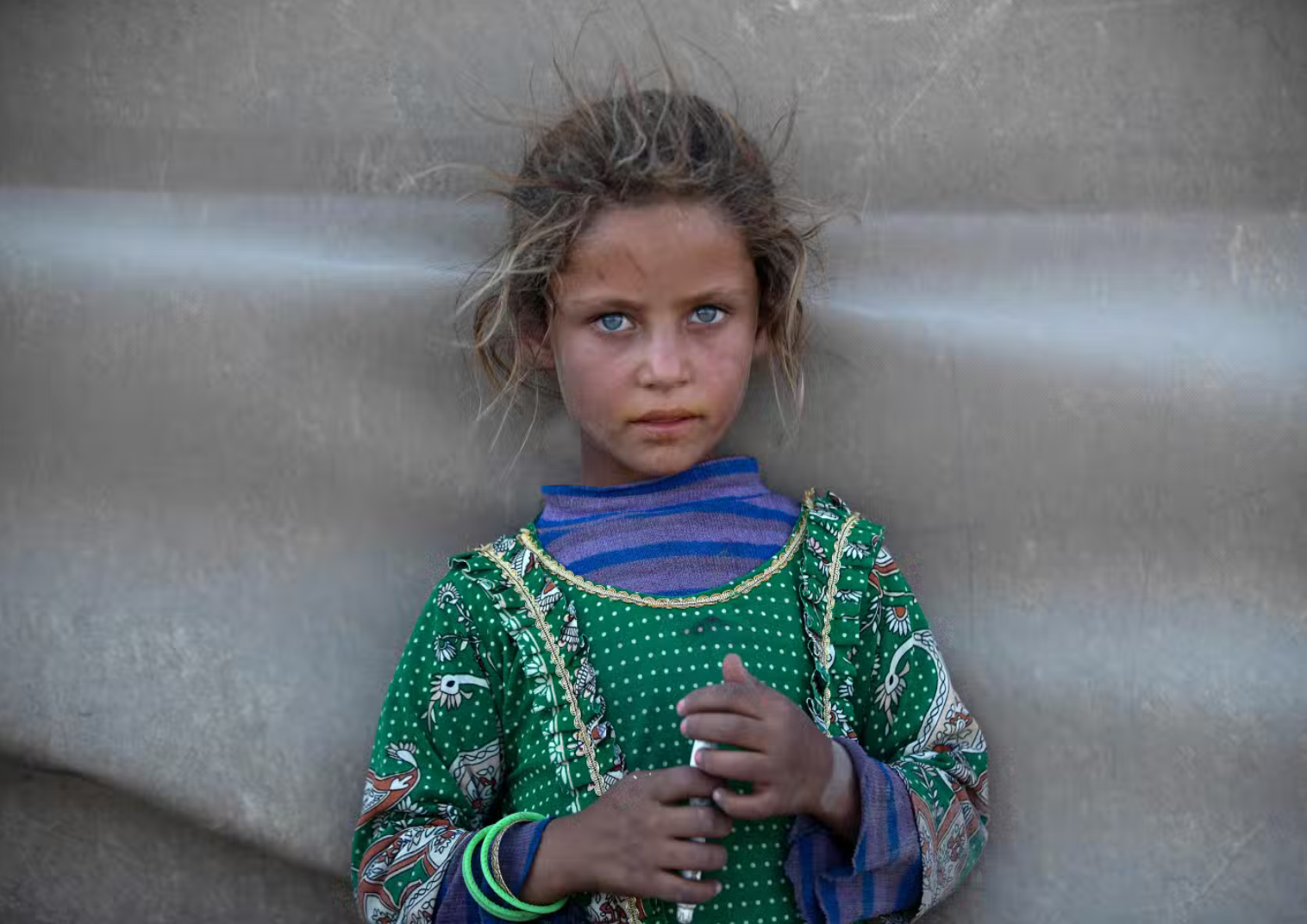 فتاة تقف في مخيم للنازحين السوريين الهاربين من الصراع قرب مدينة الرقة الشمالية