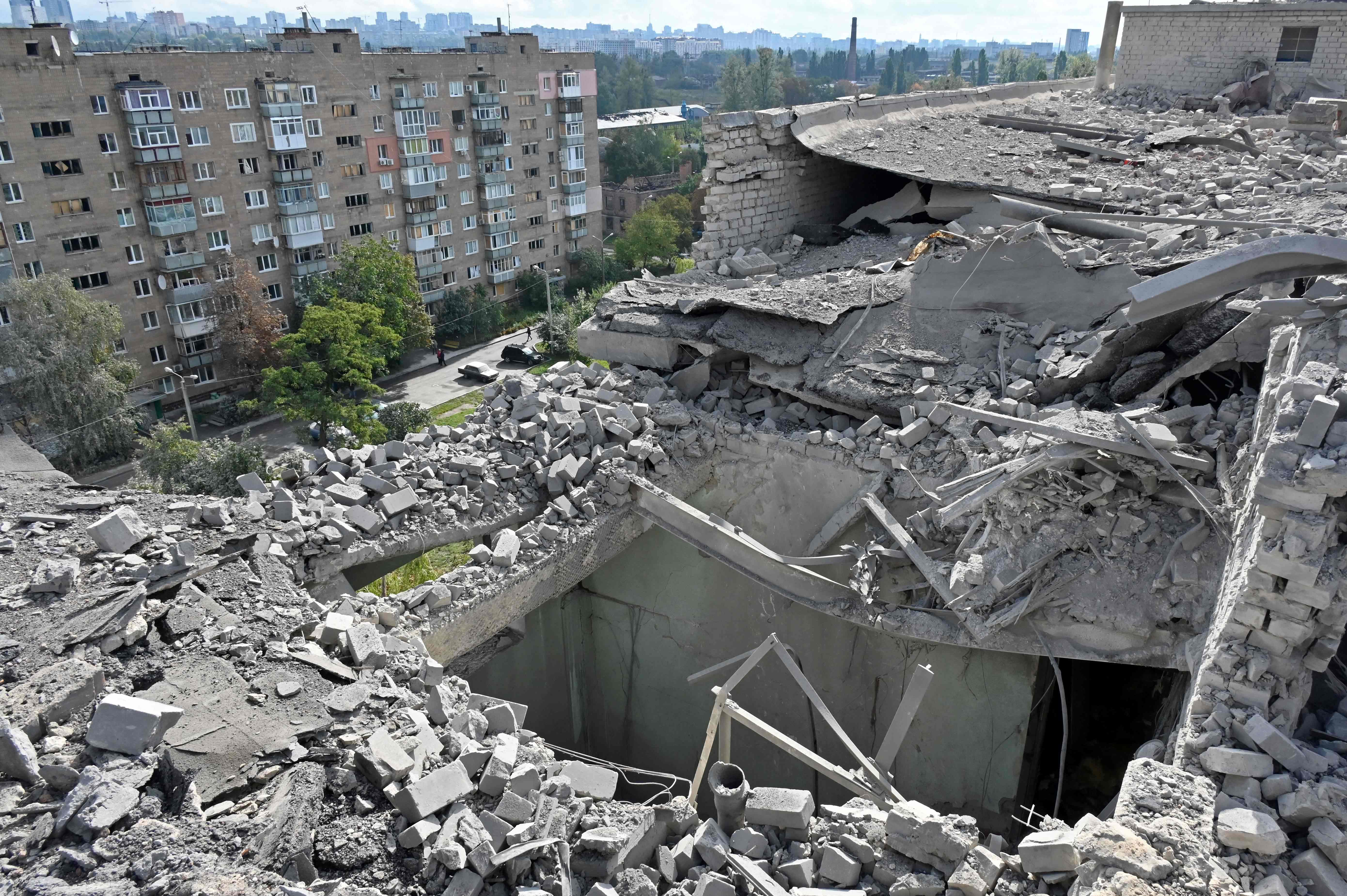 صورة تظهر سطح مبنى سكني تضرر بعد قصف في خاركيف في 21 سبتمبر 2022 وسط الغزو الروسي لأوكرانيا (أ ف ب).jpg
