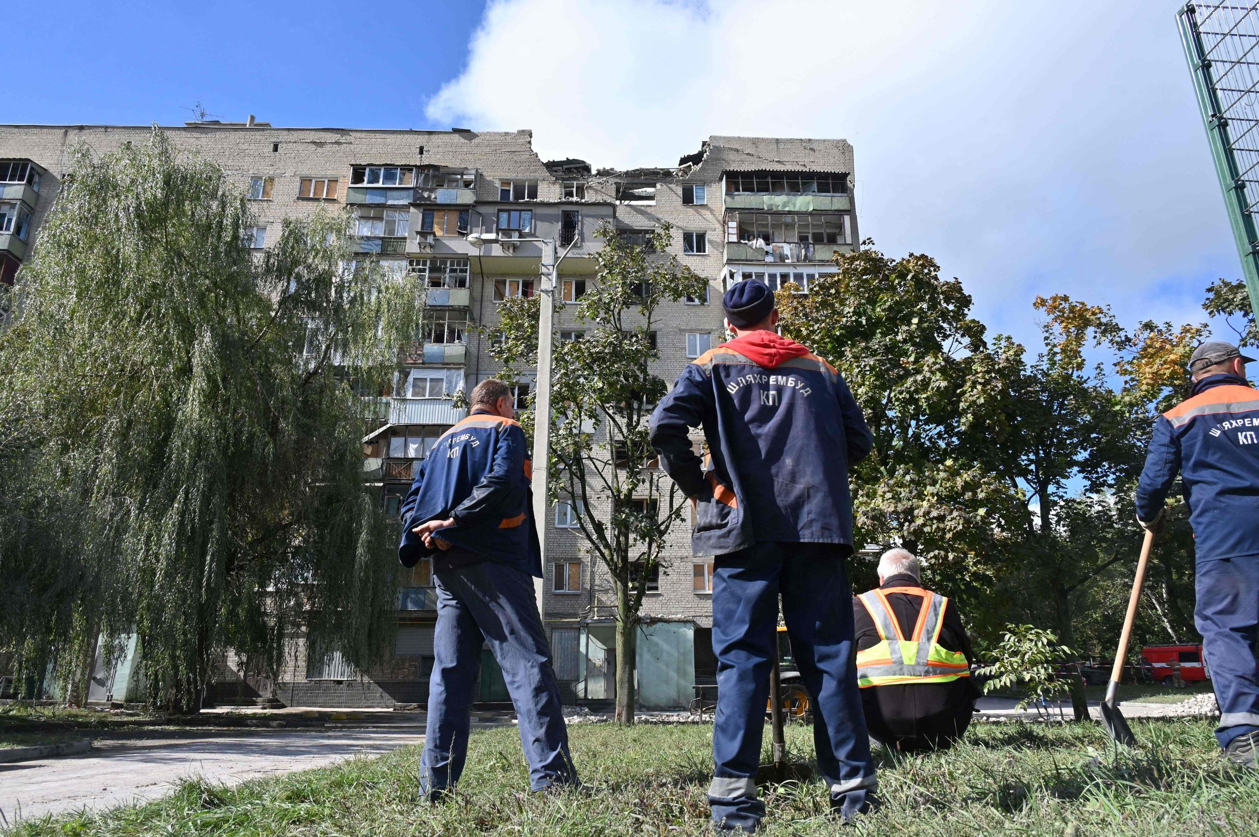عمال البلدية ينظرون إلى مبنى سكني تضرر بعد قصف في خاركيف سبتمبر 2022 (أ ف ب).jpg