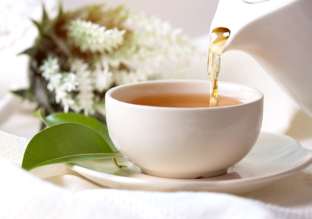 يحتوي الشاي على مضادات الأكسدة التي تسهم في الوقاية من أمراض مزمنة عدة