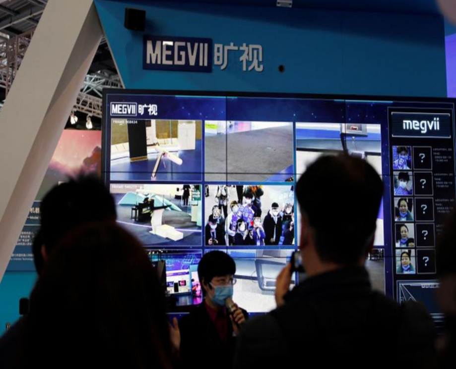 عرض نظام التعرف على الوجه الخاص بإحدى الشركات الصينية في الذكاء الاصطناعي ببكين بتاريخ فبراير 2022 