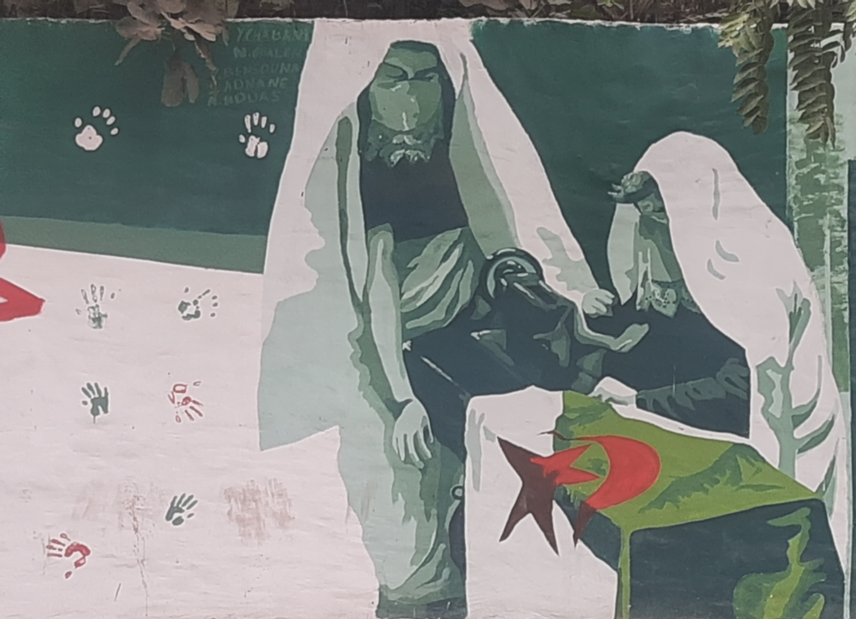 جدارية_في_أحد_شوارع_الجزائر_العاصمة_تظهر_ارتداء_نساء_جزائريات_للحايك_-_اندبندنت_عربية_.jpg