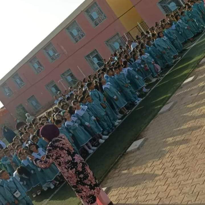 تلاميذ مدرسة جزائرية وهم يرتدون لباسا موحدا لقي استحسانا في الاوساط التربوية والشعوية- مواقع التواصل الاجتماعي.jpg