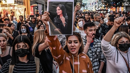 TOPSHOT-TURKEY-IRAN-WOMEN-RIGHTS-PROTEST-2_1663758_1663758016277_1663758016539_1663758016539.jpg