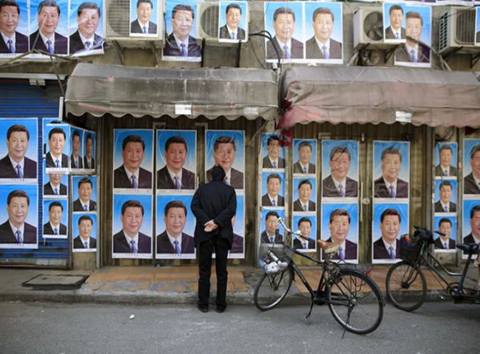 بوسترات الرئيس الصيني شي جينبينغ على جدران في شنغهاي