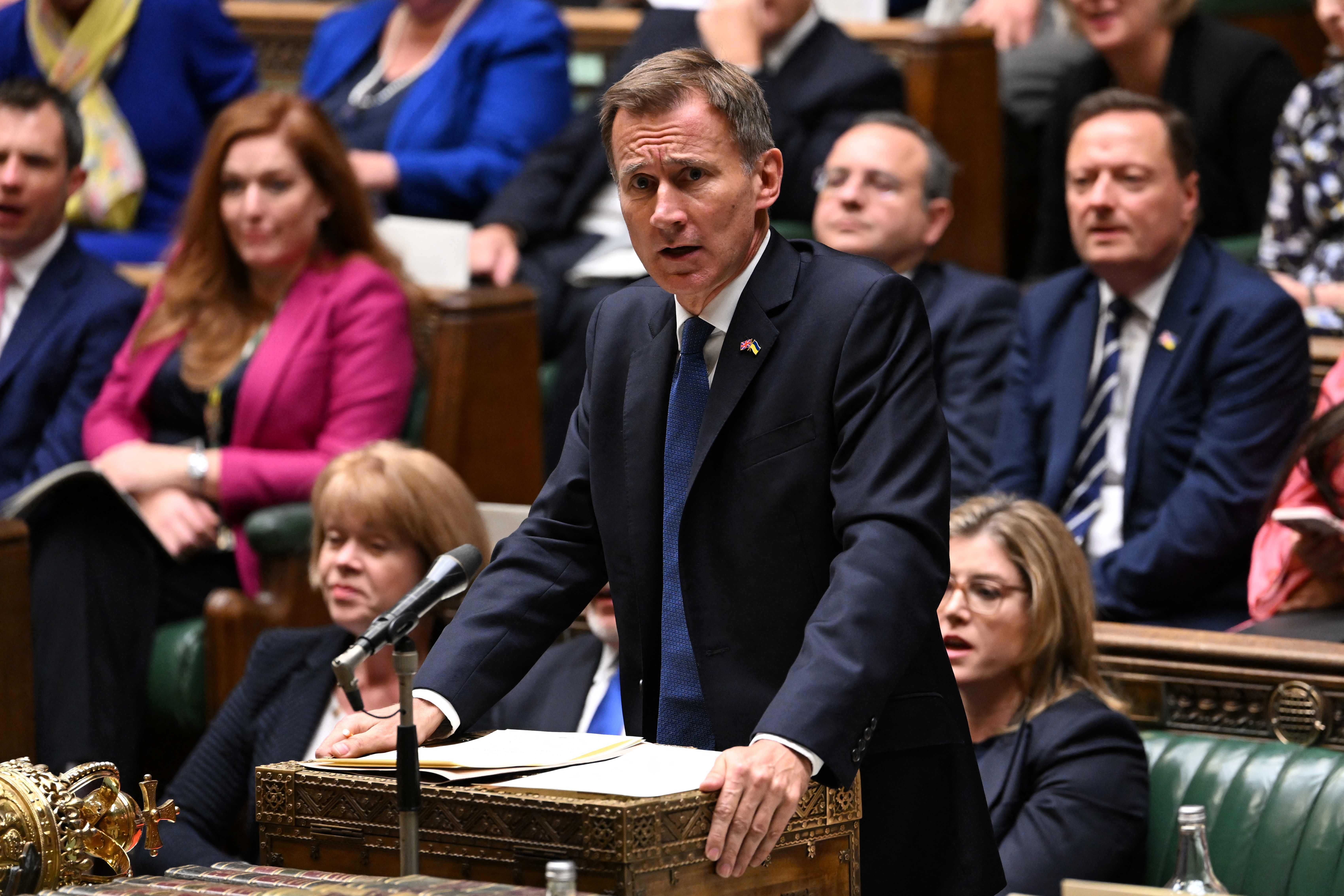 وزير الخزانة البريطاني جيريمي هانت أثناء عرضه إجراءات الضريبة والإنفاق كجزء من الخطة المتوسطة الأمد أمام البرلمان البريطاني في لندن بتاريخ 17 أكتوبر 2022 