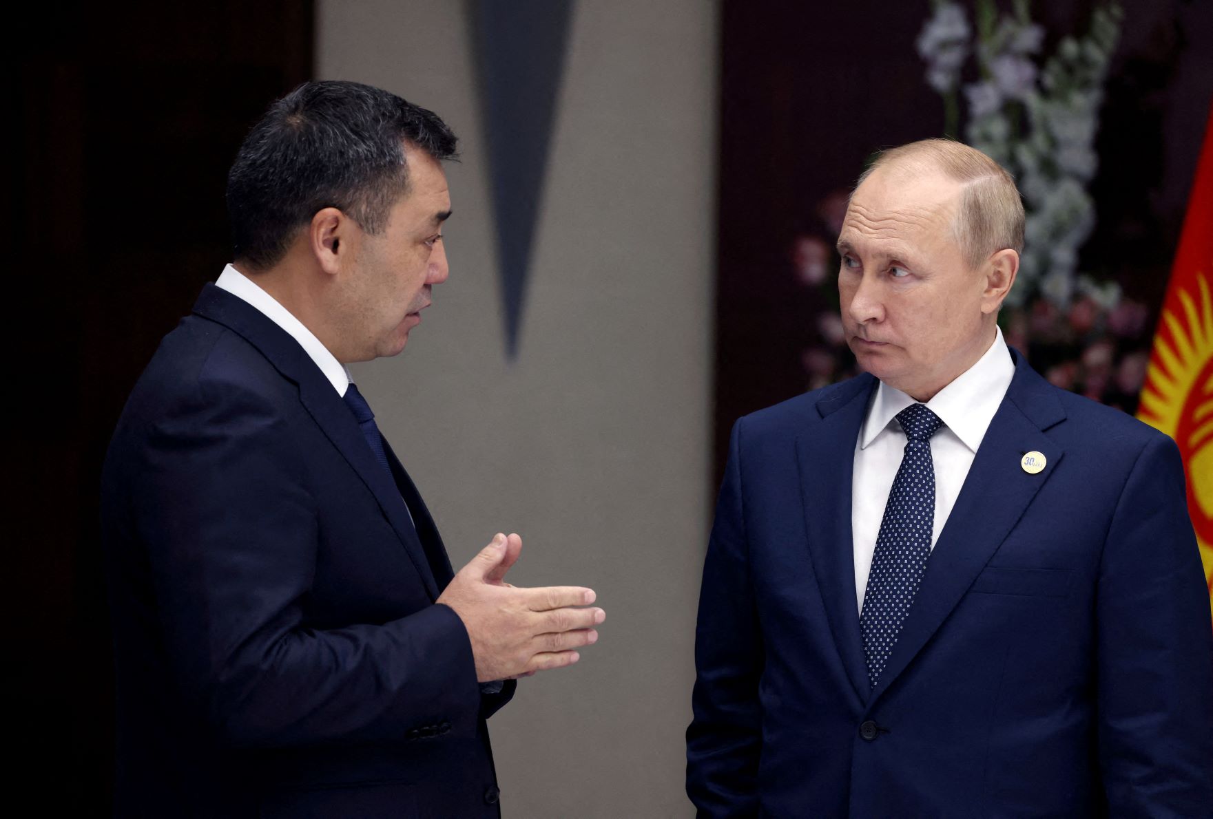 الرئيس الروسي فلاديمير بوتين يتحدث مع رئيس قرغيزيستان صدير جباروف قبيل لقاء ثلاثي مع رئيس طاجيكستان ايمومالي راحمون على هامش القمة السادسة من مؤتمر التفاعل وإجراءات بناء الثقة في اسيا بمدينة استانا عاصمة كازاخستان بتاريخ 13 أكتوبر 2022 